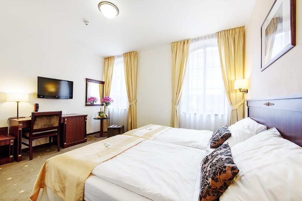 Hotel & Apartments U Cerneho Orla Trebic Ngoại thất bức ảnh